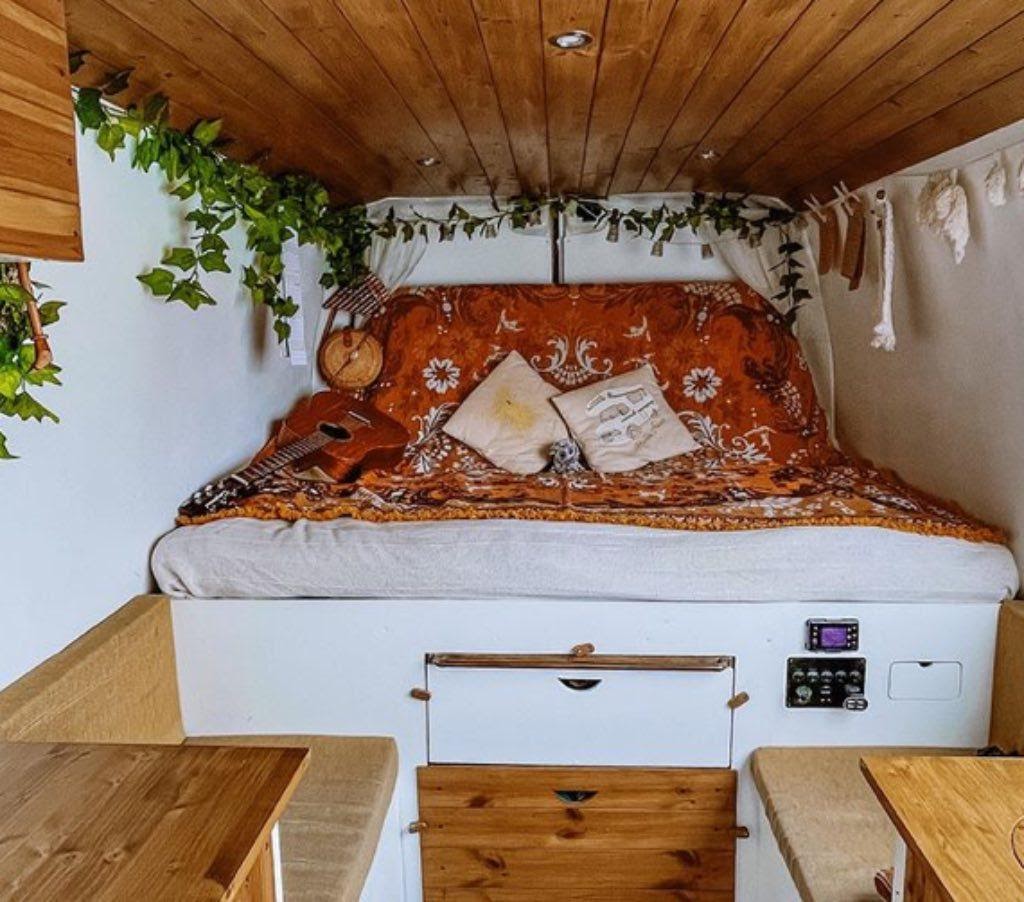 15 Best Vans For Living In FullTime 2022 Guide!]